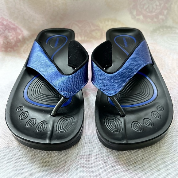 Aerothotic Blue Black Size 8 Flip Flops Matte Gloss Metallic Sandals NEW - Picture 3 of 14